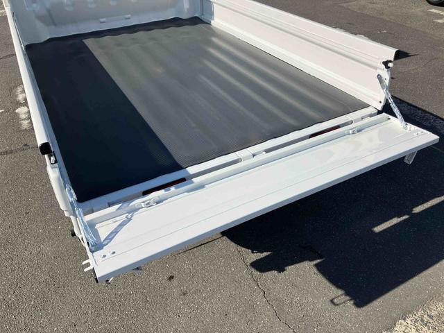 ハイゼットトラックエクストラ４ＷＤ　ＣＶＴ　荷台三方開　リヤ４枚リーフ　ＬＥＤ荷台作業灯　リヤデフロック　バッテリーカバー　ハロゲンヘッドランプ　大型ヘッドレスト　サイドレバー駐車ブレーキ　アシストグリップ　衝突被害軽減ブレーキ（千葉県）の中古車