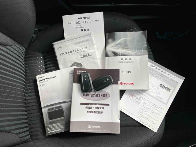 プリウスSセーフティプラスハイブリッド HDU ナビ/地デジ/BT/DVD バックカメラ ETC ドラレコ 全車速追従クルコン LEDヘッドライト オートライト オートハイビーム 衝突被害軽減ブレーキ 前後クリアランスセンサー(千葉県)の中古車