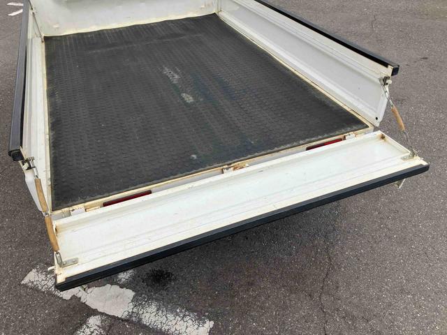 ハイゼットトラックスタンダード　農用スペシャル４ＷＤ　５ＭＴ　４枚リーフ　荷台三方開　荷台作業灯　リヤゲートチェーン　バッテリーカバー　リヤデフロック　スピーカー一体型ＡＭ／ＦＭラジオ　マニュアルエアコン　パワーステアリング　ハロゲンヘッドランプ（千葉県）の中古車