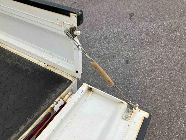 ハイゼットトラックスタンダード　農用スペシャル４ＷＤ　５ＭＴ　４枚リーフ　荷台三方開　荷台作業灯　リヤゲートチェーン　バッテリーカバー　リヤデフロック　スピーカー一体型ＡＭ／ＦＭラジオ　マニュアルエアコン　パワーステアリング　ハロゲンヘッドランプ（千葉県）の中古車