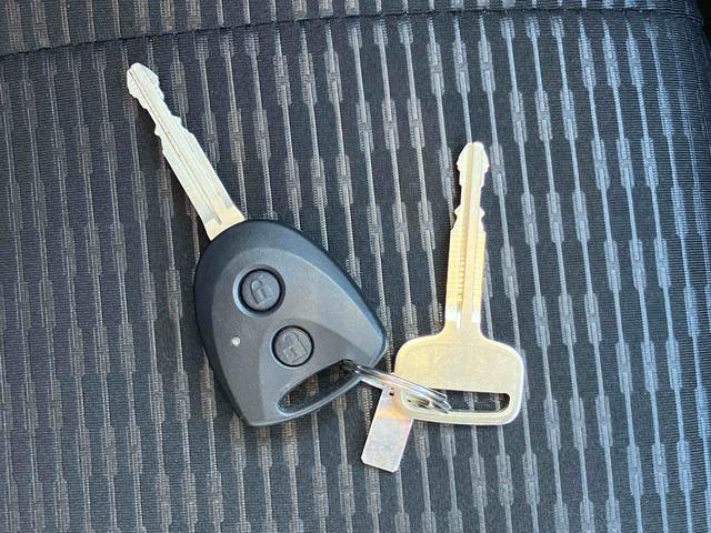 ハイゼットカーゴデラックス衝突被害軽減ブレーキ 誤発進抑制制御 横滑り防止装置 オートライト オートハイビーム 前後コーナーセンサー オーバーヘッドシェルフ アイドリングストップ パワーウィンドウ スモークドガラス キーレス(千葉県)の中古車