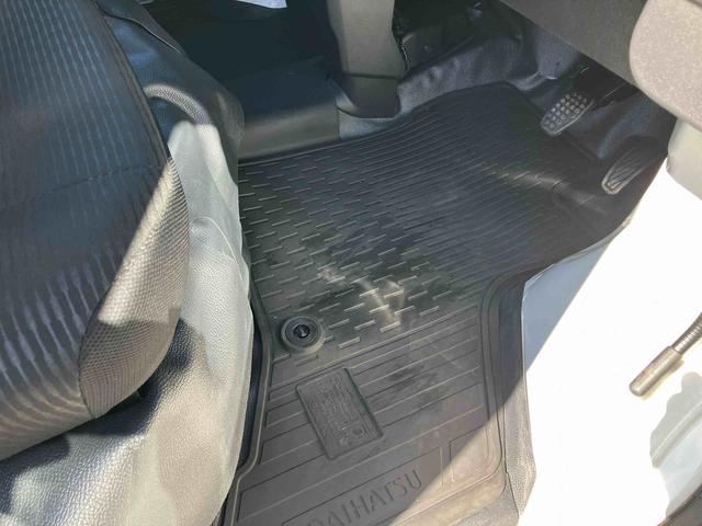 ハイゼットカーゴデラックス衝突被害軽減ブレーキ 誤発進抑制制御 横滑り防止装置 オートライト オートハイビーム 前後コーナーセンサー オーバーヘッドシェルフ アイドリングストップ パワーウィンドウ スモークドガラス キーレス(千葉県)の中古車