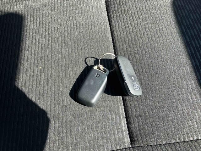 ハイゼットカーゴクルーズ大型ＬＥＤ荷室灯・プッシュボタンエンジンスタート・コーナーセンサー・オーディオレス・マニュアルエアコン・アイドリングストップ・オートライト・衝突回避支援ブレーキ（千葉県）の中古車