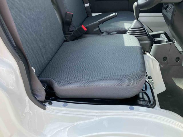 ハイゼットトラックスタンダード　農用スペシャル荷台ライト　リヤ４枚リーフスプリング　リヤデフロック　副変速機　スピーカー一体型ＡＭ／ＦＭラジオ　エアコン　パワステ　左右サンバイザー　運転席エアバッグ　最大積載量３５０ｋｇ（千葉県）の中古車