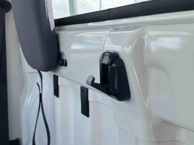 ハイゼットトラックスタンダード　農用スペシャル荷台ライト　リヤ４枚リーフスプリング　リヤデフロック　副変速機　スピーカー一体型ＡＭ／ＦＭラジオ　エアコン　パワステ　左右サンバイザー　運転席エアバッグ　最大積載量３５０ｋｇ（千葉県）の中古車