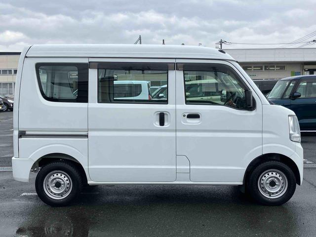 エブリイＰＡＥＴＣ　スピーカー一体型ＡＭ／ＦＭラジオ　両側スライドドア　ハロゲンヘッドランプ　マニュアルエアコン　間欠ワイパー　リヤワイパー　荷室作業灯　左右アシストグリップ　チャイルドロック　センターコンソール（千葉県）の中古車