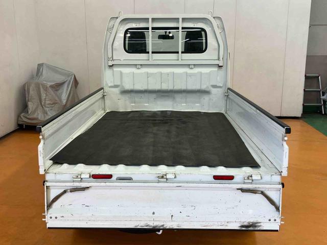 キャリイトラックKCエアコン・パワステスピーカー一体型ラジオチューナー ETC テールゲートチェーン ゲートプロテクター 荷台マット マニュアルレベリング機能付ハロゲンヘッドライト 灰皿 運転席シートバックポケット マニュアルエアコン(千葉県)の中古車