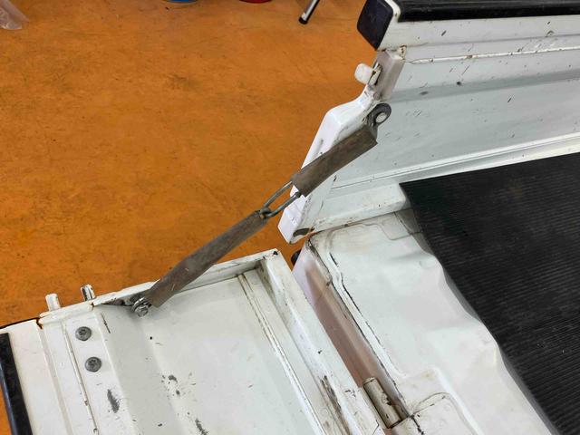 キャリイトラックKCエアコン・パワステスピーカー一体型ラジオチューナー ETC テールゲートチェーン ゲートプロテクター 荷台マット マニュアルレベリング機能付ハロゲンヘッドライト 灰皿 運転席シートバックポケット マニュアルエアコン(千葉県)の中古車