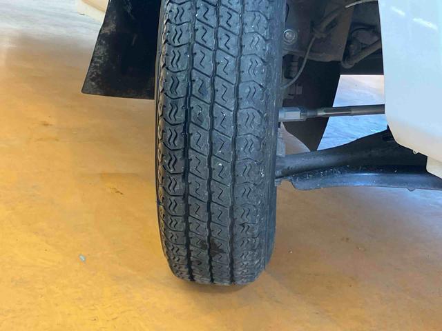 キャリイトラックKCエアコン・パワステスピーカー一体型ラジオチューナー ETC テールゲートチェーン ゲートプロテクター 荷台マット マニュアルレベリング機能付ハロゲンヘッドライト 灰皿 運転席シートバックポケット マニュアルエアコン(千葉県)の中古車