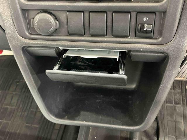 キャリイトラックKCエアコン・パワステスピーカー一体型ラジオチューナー ETC テールゲートチェーン ゲートプロテクター 荷台マット マニュアルレベリング機能付ハロゲンヘッドライト 灰皿 運転席シートバックポケット マニュアルエアコン(千葉県)の中古車