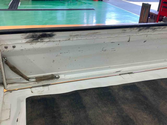 キャリイトラックKCエアコン・パワステスピーカー一体型ラジオチューナー ETC テールゲートチェーン ゲートプロテクター 荷台マット マニュアルレベリング機能付ハロゲンヘッドライト 灰皿 運転席シートバックポケット マニュアルエアコン(千葉県)の中古車