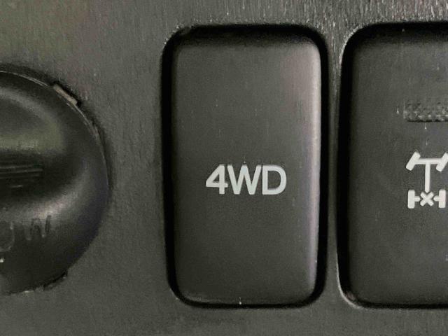 ハイゼットトラックエクストラＳＡIIIｔ４ＷＤ　５速ＭＴ　荷台三方開　リヤ４枚リーフ　荷台作業灯　ＬＥＤヘッドライト　バッテリーカバー　リヤスモークがラス　ＡＭ／ＦＭラジオ　衝突被害軽減装置　サイドレバー式駐車ブレーキ　大型アシストグリップ（千葉県）の中古車