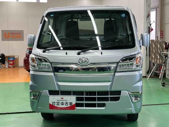 ハイゼットトラックエクストラＳＡIIIｔ４ＷＤ　５速ＭＴ　荷台三方開　リヤ４枚リーフ　荷台作業灯　ＬＥＤヘッドライト　バッテリーカバー　リヤスモークがラス　ＡＭ／ＦＭラジオ　衝突被害軽減装置　サイドレバー式駐車ブレーキ　大型アシストグリップ（千葉県）の中古車