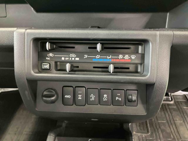 ハイゼットトラックエクストラＳＡIIIｔ４ＷＤ　５速ＭＴ　荷台三方開　リヤ４枚リーフ　荷台作業灯　ＬＥＤヘッドライト　バッテリーカバー　リヤスモークがラス　ＡＭ／ＦＭラジオ　衝突被害軽減装置　サイドレバー式駐車ブレーキ　大型アシストグリップ（千葉県）の中古車