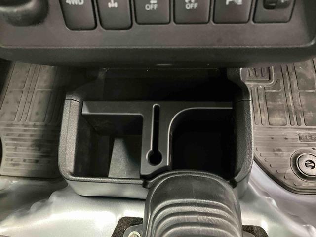 ハイゼットトラックエクストラＳＡIIIｔ４ＷＤ　５速ＭＴ　荷台三方開　リヤ４枚リーフ　荷台作業灯　ＬＥＤヘッドライト　バッテリーカバー　リヤスモークがラス　ＡＭ／ＦＭラジオ　衝突被害軽減装置　サイドレバー式駐車ブレーキ　大型アシストグリップ（千葉県）の中古車