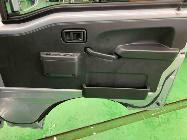 ハイゼットトラックエクストラＳＡIIIｔ４ＷＤ　５速ＭＴ　荷台三方開　リヤ４枚リーフ　荷台作業灯　ＬＥＤヘッドライト　バッテリーカバー　リヤスモークがラス　ＡＭ／ＦＭラジオ　衝突被害軽減装置　サイドレバー式駐車ブレーキ　大型アシストグリップ（千葉県）の中古車