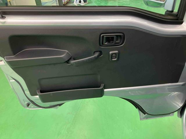 ハイゼットトラックエクストラＳＡIIIｔ４ＷＤ　５速ＭＴ　荷台三方開　リヤ４枚リーフ　荷台作業灯　ＬＥＤヘッドライト　バッテリーカバー　リヤスモークがラス　ＡＭ／ＦＭラジオ　衝突被害軽減装置　サイドレバー式駐車ブレーキ　大型アシストグリップ（千葉県）の中古車