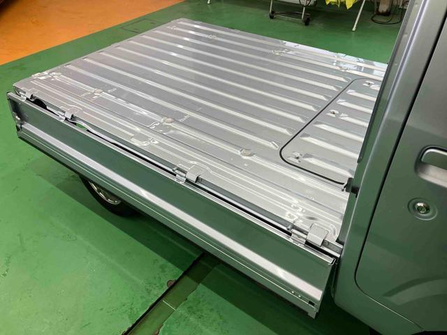 ハイゼットトラックエクストラＳＡIIIｔ４ＷＤ　５速ＭＴ　荷台三方開　リヤ４枚リーフ　荷台作業灯　ＬＥＤヘッドライト　バッテリーカバー　リヤスモークがラス　ＡＭ／ＦＭラジオ　衝突被害軽減装置　サイドレバー式駐車ブレーキ　大型アシストグリップ（千葉県）の中古車