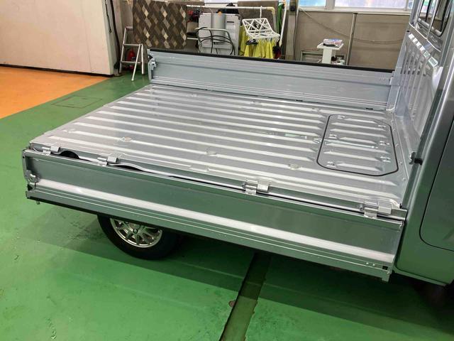 ハイゼットトラックエクストラＳＡIIIｔ４ＷＤ　５速ＭＴ　荷台三方開　リヤ４枚リーフ　荷台作業灯　ＬＥＤヘッドライト　バッテリーカバー　リヤスモークがラス　ＡＭ／ＦＭラジオ　衝突被害軽減装置　サイドレバー式駐車ブレーキ　大型アシストグリップ（千葉県）の中古車