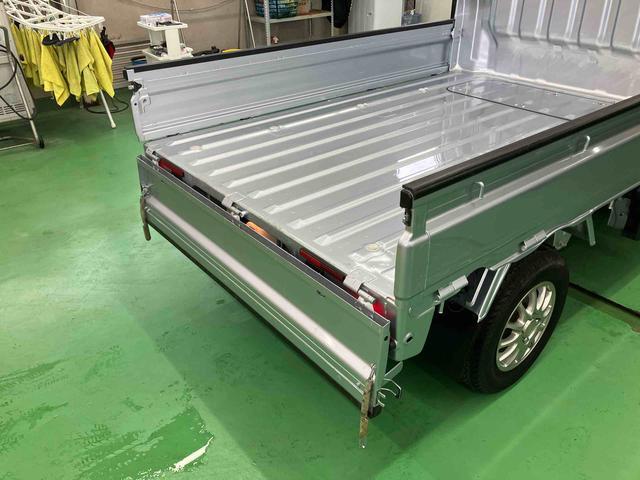 ハイゼットトラックエクストラＳＡIIIｔ４ＷＤ　５速ＭＴ　荷台三方開　リヤ４枚リーフ　荷台作業灯　ＬＥＤヘッドライト　バッテリーカバー　リヤスモークがラス　ＡＭ／ＦＭラジオ　衝突被害軽減装置　サイドレバー式駐車ブレーキ　大型アシストグリップ（千葉県）の中古車