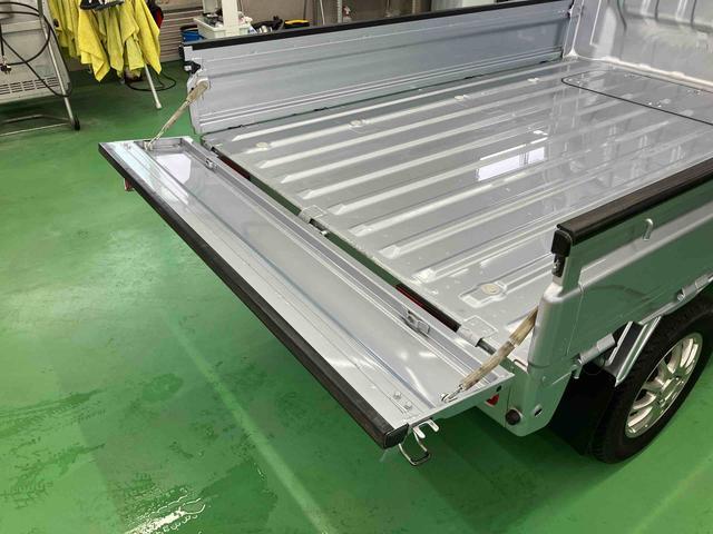 ハイゼットトラックエクストラＳＡIIIｔ４ＷＤ　５速ＭＴ　荷台三方開　リヤ４枚リーフ　荷台作業灯　ＬＥＤヘッドライト　バッテリーカバー　リヤスモークがラス　ＡＭ／ＦＭラジオ　衝突被害軽減装置　サイドレバー式駐車ブレーキ　大型アシストグリップ（千葉県）の中古車