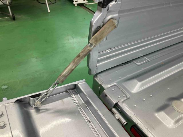 ハイゼットトラックエクストラＳＡIIIｔ４ＷＤ　５速ＭＴ　荷台三方開　リヤ４枚リーフ　荷台作業灯　ＬＥＤヘッドライト　バッテリーカバー　リヤスモークがラス　ＡＭ／ＦＭラジオ　衝突被害軽減装置　サイドレバー式駐車ブレーキ　大型アシストグリップ（千葉県）の中古車