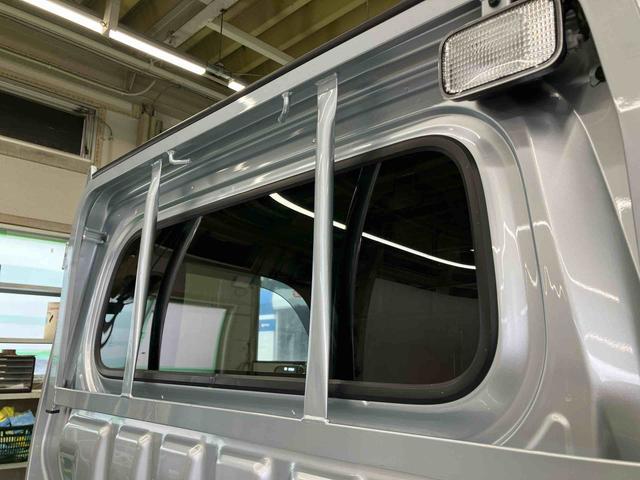 ハイゼットトラックエクストラＳＡIIIｔ４ＷＤ　５速ＭＴ　荷台三方開　リヤ４枚リーフ　荷台作業灯　ＬＥＤヘッドライト　バッテリーカバー　リヤスモークがラス　ＡＭ／ＦＭラジオ　衝突被害軽減装置　サイドレバー式駐車ブレーキ　大型アシストグリップ（千葉県）の中古車