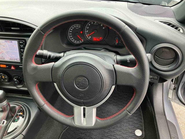 ８６Ｇナビ／ワンセグ／ＢＴ／ＡＵＸ／ＣＤ　バックカメラ　ＥＴＣ　革巻きステアリング　オートライト　サイドレバー式駐車ブレーキ　キーレスエントリー　盗難防止装置　アルミホイール　チルトハンドル機構（千葉県）の中古車