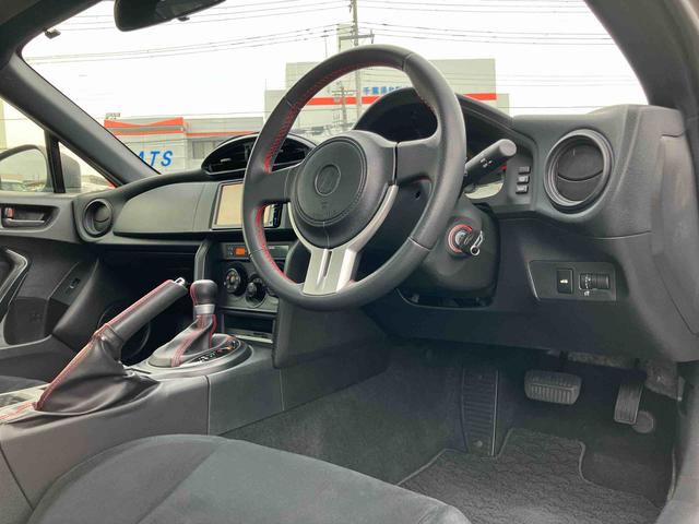 ８６Ｇナビ／ワンセグ／ＢＴ／ＡＵＸ／ＣＤ　バックカメラ　ＥＴＣ　革巻きステアリング　オートライト　サイドレバー式駐車ブレーキ　キーレスエントリー　盗難防止装置　アルミホイール　チルトハンドル機構（千葉県）の中古車