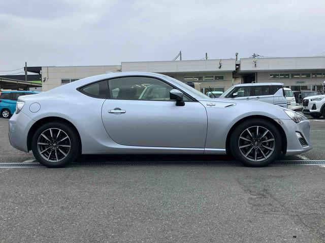 ８６Ｇナビ／ワンセグ／ＢＴ／ＡＵＸ／ＣＤ　バックカメラ　ＥＴＣ　革巻きステアリング　オートライト　サイドレバー式駐車ブレーキ　キーレスエントリー　盗難防止装置　アルミホイール　チルトハンドル機構（千葉県）の中古車