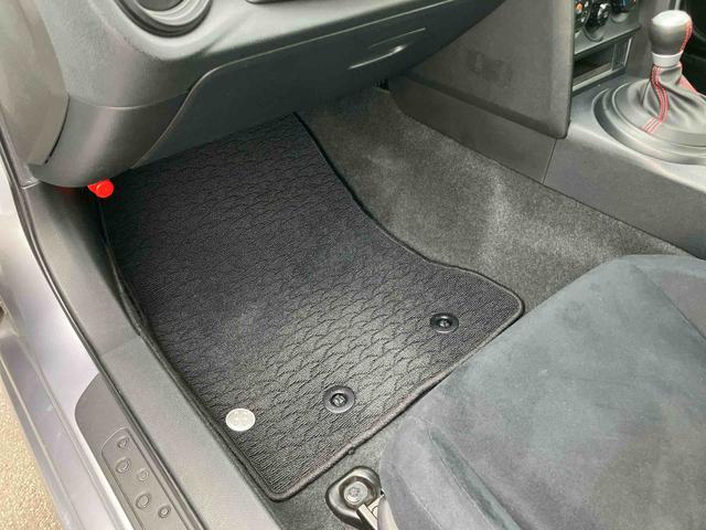 ８６Ｇナビ／ワンセグ／ＢＴ／ＡＵＸ／ＣＤ　バックカメラ　ＥＴＣ　革巻きステアリング　オートライト　サイドレバー式駐車ブレーキ　キーレスエントリー　盗難防止装置　アルミホイール　チルトハンドル機構（千葉県）の中古車