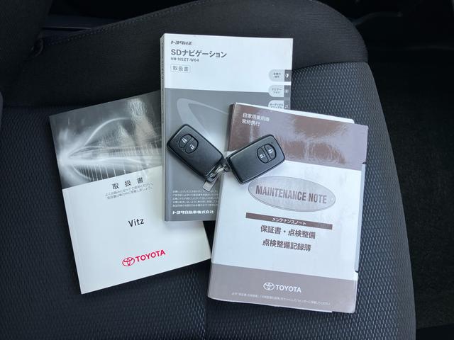 ヴィッツ１．３Ｆ　ＬＥＤエディションナビ／ＴＶ／ＤＶＤ／ＢＴ　ＥＴＣ　衝突軽減装置　ＬＥＤヘッドライト　オートライト　スマートキー　ボタンスタート　サイドレバー式駐車ブレーキ　アイドリングストップ　シートリフター　マニュアルエアコン（千葉県）の中古車