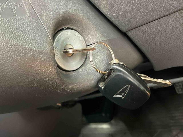 ハイゼットカーゴクルーズターボ操作パネル脱着式ＣＤラジオチューナー　ＵＳＢ接続　ＡＵＸ接続　ＥＴＣ　オーバーヘッドシェルフ　電動格納式ドアミラー　キーレスエントリー　荷台マット　灰皿　シガーライター　フルホイールキャップ（千葉県）の中古車