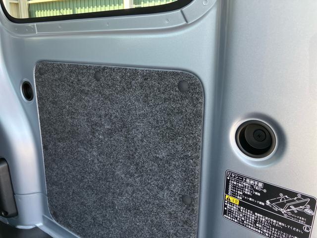 ハイゼットカーゴデラックスＳＡIIIオートマ　ＬＥＤヘッドライト　スモークガラス　オーバーヘッドシェルフ　トップシェイドガラス　衝突被害軽減装置　両側スライドドア　アイドリングストップ　リヤ障害物センサー　スピーカー一体ＡＭ／ＦＭラジオ（千葉県）の中古車