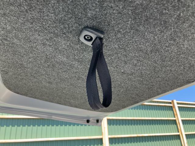 ハイゼットカーゴデラックスＳＡIIIオートマ　ＬＥＤヘッドライト　スモークガラス　オーバーヘッドシェルフ　トップシェイドガラス　衝突被害軽減装置　両側スライドドア　アイドリングストップ　リヤ障害物センサー　スピーカー一体ＡＭ／ＦＭラジオ（千葉県）の中古車