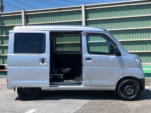 ハイゼットカーゴデラックスＳＡIIIオートマ　ＬＥＤヘッドライト　スモークガラス　オーバーヘッドシェルフ　トップシェイドガラス　衝突被害軽減装置　両側スライドドア　アイドリングストップ　リヤ障害物センサー　スピーカー一体ＡＭ／ＦＭラジオ（千葉県）の中古車