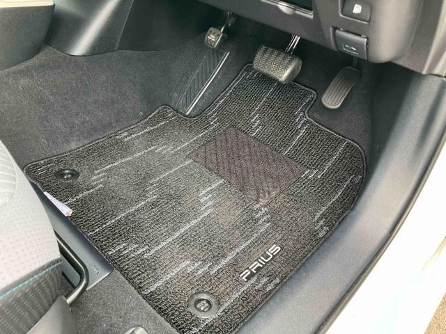 プリウスＡハイブリッド　駐車支援装置　ナビ／ワンセグ／ＢＴ　バックカメラ　全車速追従クルコン　ＬＥＤヘッドライト　オートライト　オートハイビーム　ＢＳＭ　コーナーセンサー　革巻きステアリング　ＨＵＤ　オートＡＣ（千葉県）の中古車