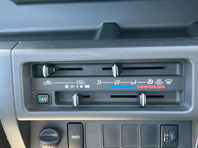 ハイゼットトラックスタンダード４ＷＤ　オートマ　荷台三方開　テールゲートチェーン　バッテリーカバー　マニュアルエアコン　パワーステアリング　スピーカー一体型ＡＭ／ＦＭラジオ　ハロゲンヘッドランプ　左右アシストグリップ　三枚リーフ（千葉県）の中古車