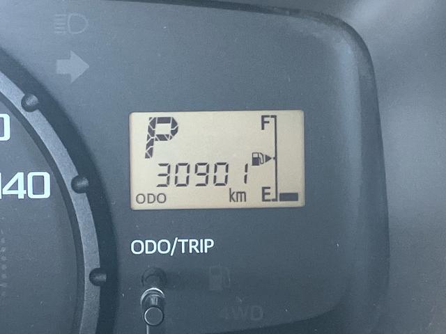 ハイゼットトラックスタンダード４ＷＤ　オートマ　荷台三方開　テールゲートチェーン　バッテリーカバー　マニュアルエアコン　パワーステアリング　スピーカー一体型ＡＭ／ＦＭラジオ　ハロゲンヘッドランプ　左右アシストグリップ　三枚リーフ（千葉県）の中古車