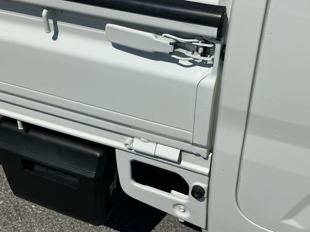 ハイゼットトラックスタンダード４ＷＤ　オートマ　荷台三方開　テールゲートチェーン　バッテリーカバー　マニュアルエアコン　パワーステアリング　スピーカー一体型ＡＭ／ＦＭラジオ　ハロゲンヘッドランプ　左右アシストグリップ　三枚リーフ（千葉県）の中古車