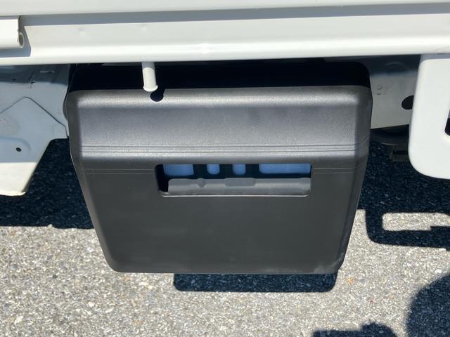 ハイゼットトラックスタンダード４ＷＤ　オートマ　荷台三方開　テールゲートチェーン　バッテリーカバー　マニュアルエアコン　パワーステアリング　スピーカー一体型ＡＭ／ＦＭラジオ　ハロゲンヘッドランプ　左右アシストグリップ　三枚リーフ（千葉県）の中古車