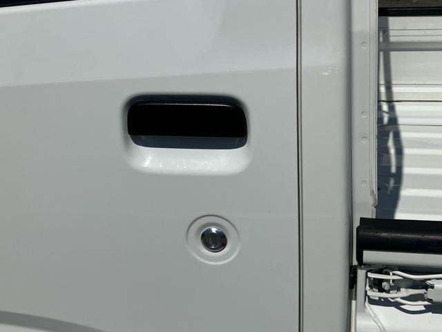 ハイゼットトラックスタンダード４ＷＤ　オートマ　荷台三方開　テールゲートチェーン　バッテリーカバー　マニュアルエアコン　パワーステアリング　スピーカー一体型ＡＭ／ＦＭラジオ　ハロゲンヘッドランプ　左右アシストグリップ　三枚リーフ（千葉県）の中古車