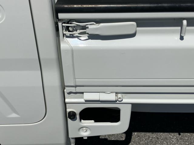 ハイゼットトラックスタンダード４ＷＤ　オートマ　荷台三方開　テールゲートチェーン　バッテリーカバー　マニュアルエアコン　パワーステアリング　スピーカー一体型ＡＭ／ＦＭラジオ　ハロゲンヘッドランプ　左右アシストグリップ　三枚リーフ（千葉県）の中古車