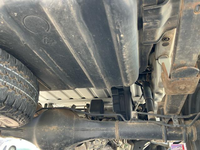 ハイゼットトラックスタンダード４ＷＤ　オートマ　荷台三方開　テールゲートチェーン　バッテリーカバー　マニュアルエアコン　パワーステアリング　スピーカー一体型ＡＭ／ＦＭラジオ　ハロゲンヘッドランプ　左右アシストグリップ　三枚リーフ（千葉県）の中古車