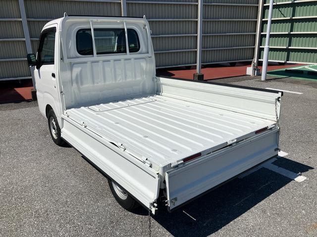 ハイゼットトラックスタンダード４ＷＤ　オートマ　荷台三方開　テールゲートチェーン　バッテリーカバー　マニュアルエアコン　パワーステアリング　スピーカー一体型ＡＭ／ＦＭラジオ　ハロゲンヘッドランプ　左右アシストグリップ　三枚リーフ（千葉県）の中古車