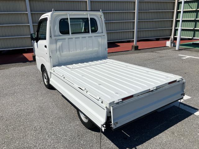 ハイゼットトラックスタンダード４ＷＤ　オートマ　荷台三方開　テールゲートチェーン　バッテリーカバー　マニュアルエアコン　パワーステアリング　スピーカー一体型ＡＭ／ＦＭラジオ　ハロゲンヘッドランプ　左右アシストグリップ　三枚リーフ（千葉県）の中古車