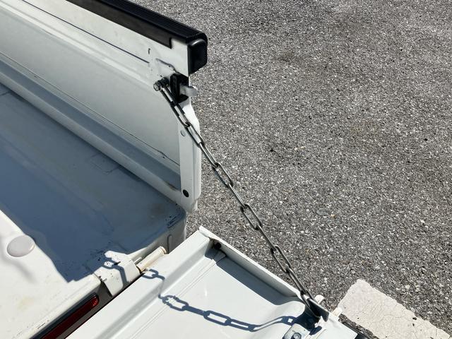 ハイゼットトラックスタンダード４ＷＤ　オートマ　荷台三方開　テールゲートチェーン　バッテリーカバー　マニュアルエアコン　パワーステアリング　スピーカー一体型ＡＭ／ＦＭラジオ　ハロゲンヘッドランプ　左右アシストグリップ　三枚リーフ（千葉県）の中古車