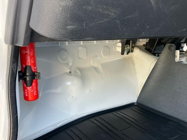 ハイゼットトラックスタンダード４ＷＤ　オートマ　荷台三方開　テールゲートチェーン　バッテリーカバー　マニュアルエアコン　パワーステアリング　スピーカー一体型ＡＭ／ＦＭラジオ　ハロゲンヘッドランプ　左右アシストグリップ　三枚リーフ（千葉県）の中古車