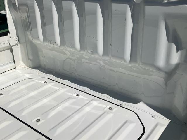 ハイゼットトラックスタンダード４ＷＤ　オートマ　荷台三方開　テールゲートチェーン　バッテリーカバー　マニュアルエアコン　パワーステアリング　スピーカー一体型ＡＭ／ＦＭラジオ　ハロゲンヘッドランプ　左右アシストグリップ　三枚リーフ（千葉県）の中古車