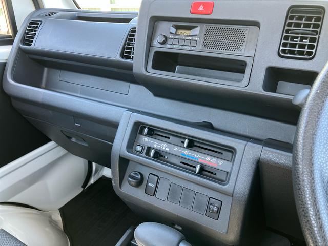 ハイゼットトラックスタンダード４ＷＤ　オートマ　荷台三方開　テールゲートチェーン　バッテリーカバー　マニュアルエアコン　パワーステアリング　スピーカー一体型ＡＭ／ＦＭラジオ　ハロゲンヘッドランプ　左右アシストグリップ　三枚リーフ（千葉県）の中古車